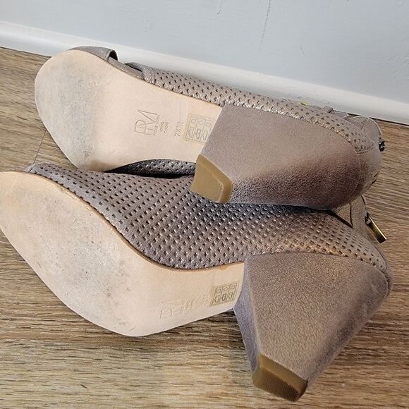 Pelle Moda Kori Perforated Wedge Heel Open Toe Brushed Metallic Bootie Size 7.5 - Picture 8 of 9
